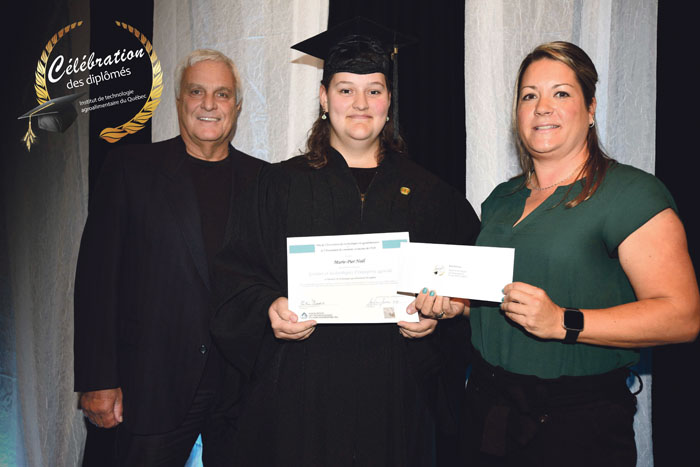 Marie-Pier Noël, finissante de l’ITAQ en Gestion et technologies d’entreprise agricole, a obtenu un prix de l’Association des technologues en agroalimentaire (ATA) et de l’Association des anciennes et des anciens de l’Institut de technologie agroalimentaire (AAAITA), campus de Saint-Hyacinthe. Sur la photo, de gauche à droite : Luc Morissette, représentant de l’AAAITA, campus de Saint-Hyacinthe, Marie-Pier Noël, récipiendaire, et Marie-Pierre Grimard, représentante de l’ATA. Photo gracieuseté