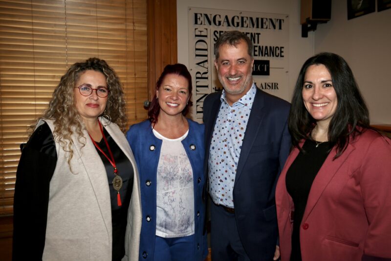 Angelika Gil, directrice générale de la Maison l’Alcôve, Maryse Dubé et Pierre Denoncourt, du groupe Rock N’ Time, et Jacynthe Daigle, directrice générale de Sclérose en plaques Saint- Hyacinthe–Acton (SEPSHA). Photothèque | Le Courrier ©