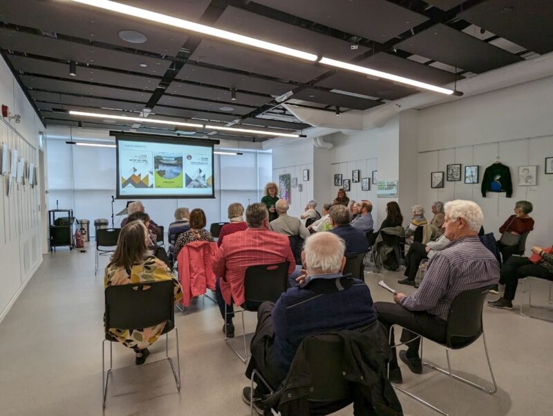 Une trentaine de personnes ont pris part à une conférence sur l’économie circulaire à la bibliothèque T.-A.-St-Germain dans le cadre du Jour de la Terre. Photo gracieuseté