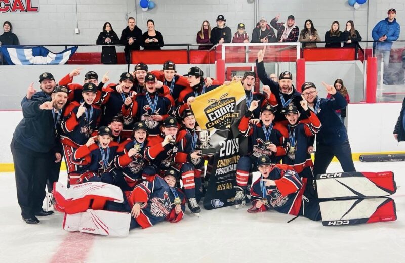 Les Mousquetaires M15 AA de Saint-Hyacinthe célèbrent leur conquête de la coupe Chevrolet. Photo gracieuseté