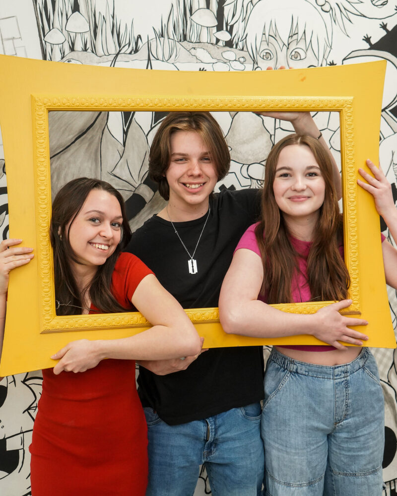 Sur la photo, on aperçoit Léa Marseille, Antoine Scraire et Léa Turcotte, les trois finissants de la concentration en arts de l’école secondaire Casavant derrière l’exposition @ITALIC_START@Sortir du cadre@ITALIC_END@ qui est à l’affiche à la bibliothèque T.-A.-St-Germain. Photothèque | Le Courrier ©