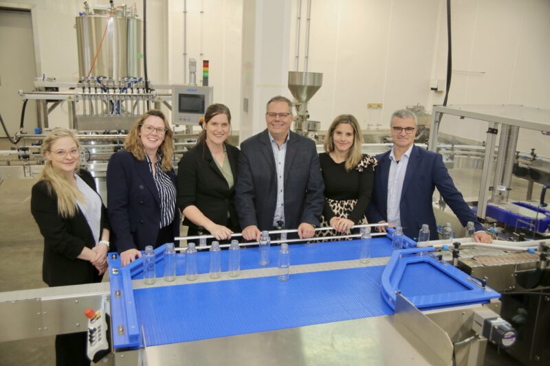 Jessica Brin, responsable assurance qualité chez Cintech agroalimentaire, Karine Guilbault, directrice générale de Saint-Hyacinthe Technopole, Myriam Dubreuil et Patrick Malo, respectivement vice-présidente et président de La Fabrique à saveurs, Marie-Hélène Demers, mairesse de Sainte-Madeleine, et Jean Lacroix, président-directeur général de Cintech agroalimentaire. Photo Robert Gosselin