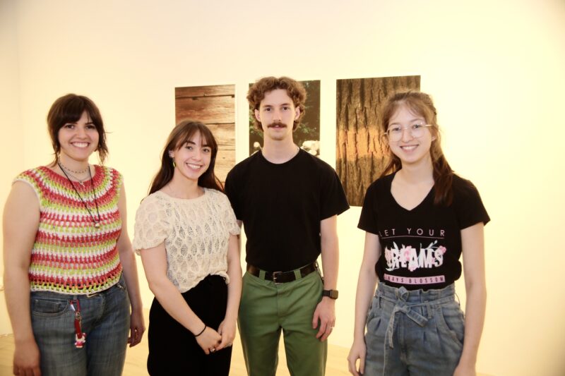 Les finissants en Arts visuels et médiatiques du Cégep de Saint-Hyacinthe présentent l’exposition Échos chromatiques à Expression. Sur la photo, on aperçoit les étudiants Hélène Martin, Laïla Benoit Lavoie, Alexandre Poirier et Sandrine Lapointe. Photothèque | Le Courrier ©