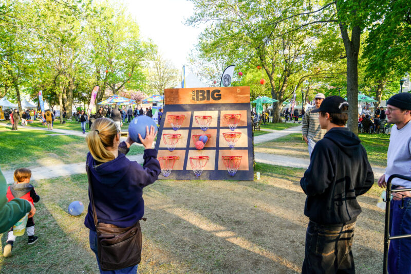 En plus des dégustations et des prestations musicales, plusieurs stations de jeux sont aménagées pour divertir les festivaliers. Photothèque | Le Courrier ©