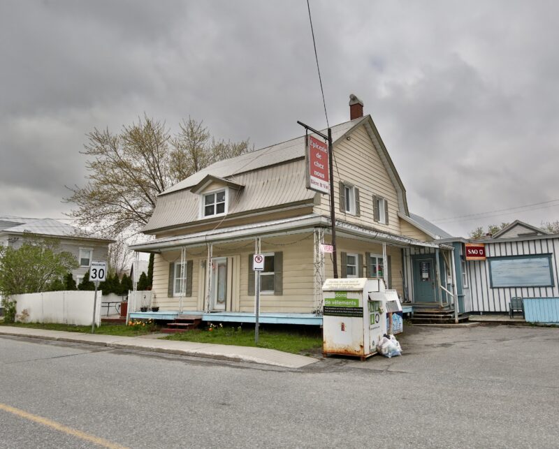 Le dépanneur situé au cœur du village de Saint-Simon fait l’objet d’un droit de préemption. Photothèque | Le Courrier ©