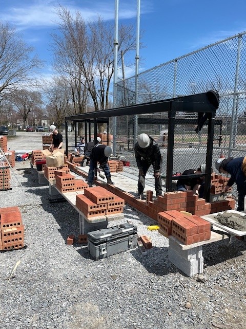 Les travaux de réaménagement du terrain de baseball à Saint-Liboire vont bon train. Les finissants en briquetage-maçonnerie de l’École professionnelle de Saint-Hyacinthe ont même mis la main à la pâte en confectionnant les bancs des joueurs. Photo Facebook École professionnelle de Saint-Hyacinthe