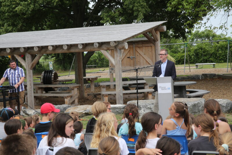 Hugo Leroux, directeur de l’école Saint-Damase, était heureux d’inaugurer officiellement les nouvelles installations à la fin de l’année scolaire. Photo Robert Gosselin | Le Courrier ©