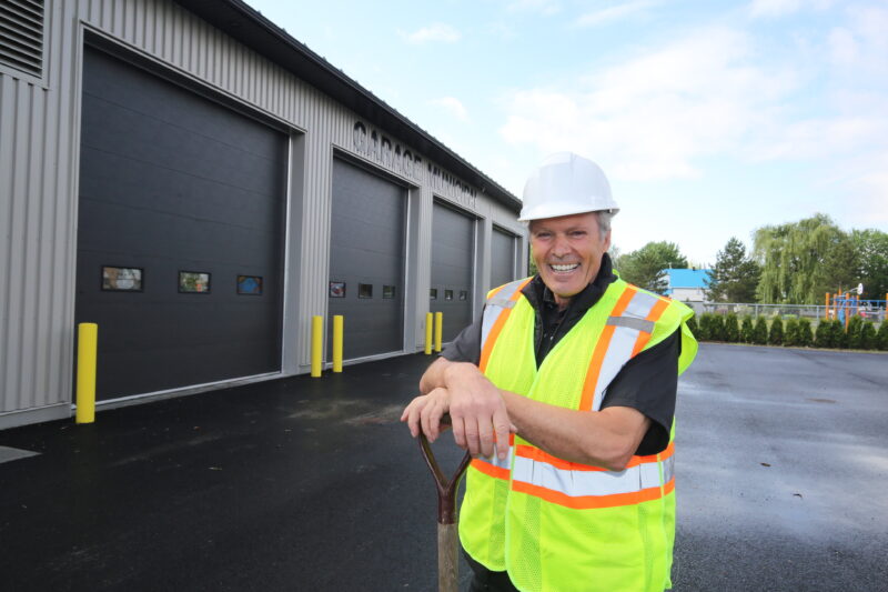 Yvon Daigle, maire de Saint-Louis, devant le nouveau garage municipal qui sera inauguré le dimanche 9 juin lors d’une grande fête à laquelle toute la population est conviée dès 14 h. Photothèque | Le Courrier ©