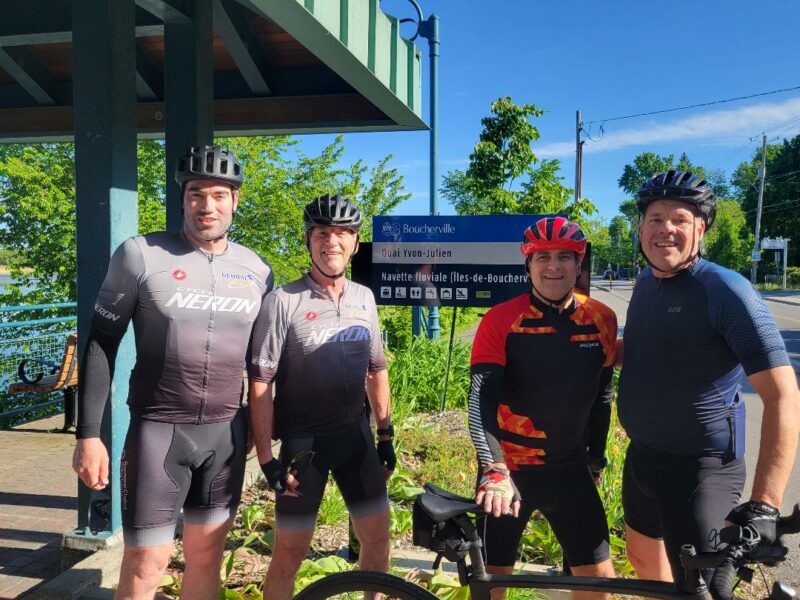 L’équipe de cyclistes qui participera au Grand défi Pierre Lavoie pour amasser des fonds pour l’école Lafontaine à Saint-Hyacinthe est formée de David Savignac, Robert Beauregard, Pierre Julien, Benoit Lemieux et Yashu Joshi, qui est absent sur la photo. Photo gracieuseté