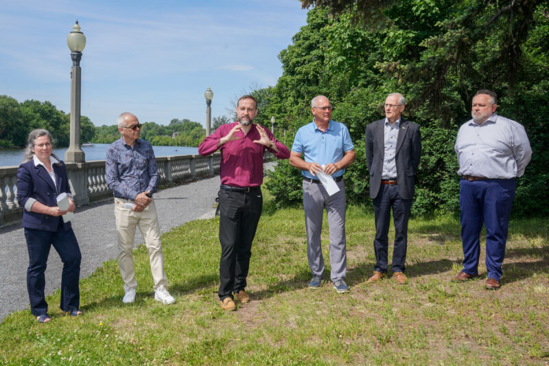 La directrice générale de l’OBV Yamaska, Sonia Daoust, le maire de Saint-Damase, Alain Robert, le député de Saint-Hyacinthe–Bagot, Simon-Pierre Savard-Tremblay, le maire de Saint-Pie, Mario St-Pierre, le maire de Saint-Césaire, Luc Forand, et le maire de Saint-Hyacinthe, André Beauregard. Photothèque | Le Courrier ©