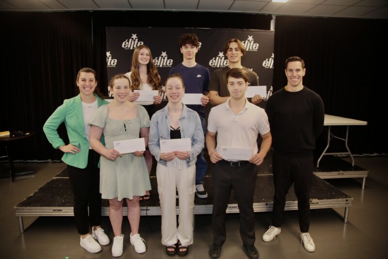 Les boursiers d’excellence du 35e gala de Saint-Hyacinthe élite : à l’avant, Charlotte Simoneau (haltérophilie), Charlie Breault (natation artistique) et Ulysse Desmarais (karaté), puis à l’arrière, Amanda Lévesque (natation artistique), Justin Rajotte (trampoline) et Jean Mathieu (trampoline). Ils sont en compagnie des deux conférenciers de la soirée, Tali Darsigny (à gauche) et David Girard (à droite). Photothèque | Le Courrier ©