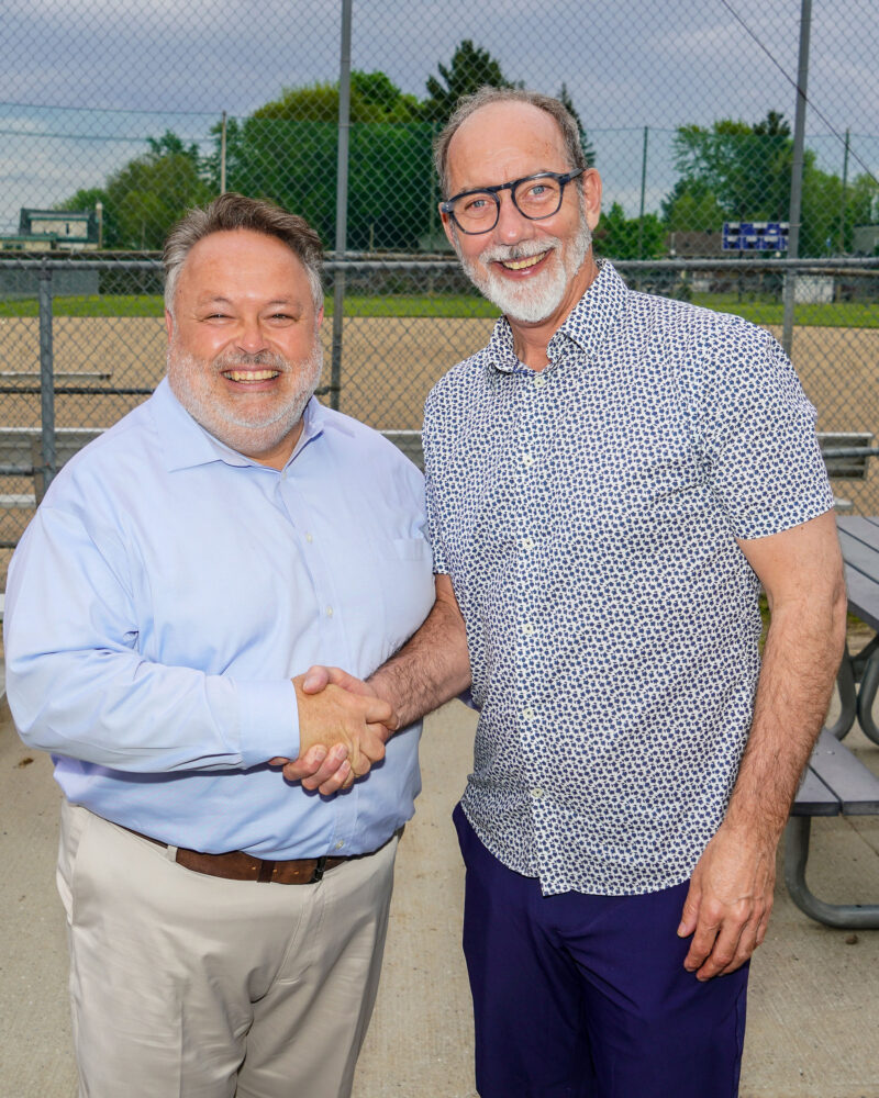 Le maire de Saint-Hyacinthe, André Beauregard, sera le président d’honneur du Tournoi provincial de baseball 11U de Saint-Hyacinthe. On le voit en compagnie du président du tournoi, Bruno Parenteau. Photothèque | Le Courrier ©