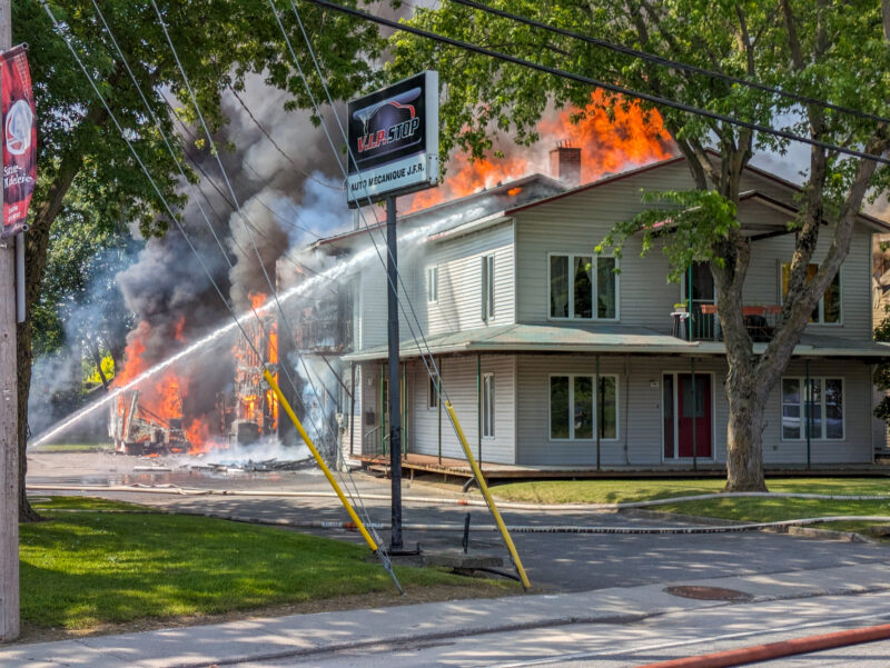 Une étincelle survenue lors de travaux de mécanique dans un atelier du boulevard Laurier a provoqué l’incendie de trois immeubles à Sainte-Madeleine, le 4 juin. Photothèque | Le Courrier ©