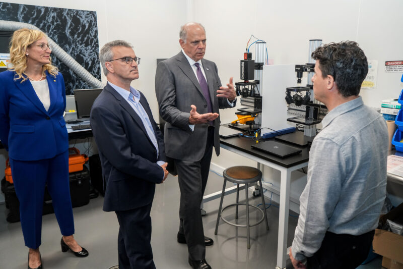 Le ministre Pierre Fitzgibbon a visité les nouvelles installations de Cintech agroalimentaire. Photothèque | Le Courrier ©