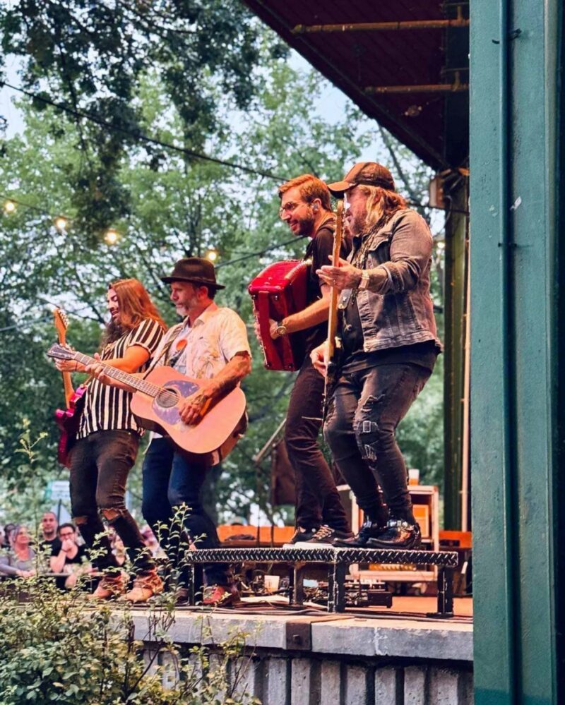 Le groupe Kaïn a attiré près de 5000 personnes au parc Casimir-Dessaulles, le 6 août, dans le cadre des Beaux mardis de Casimir. Photo tirée du Facebook de Kaïn