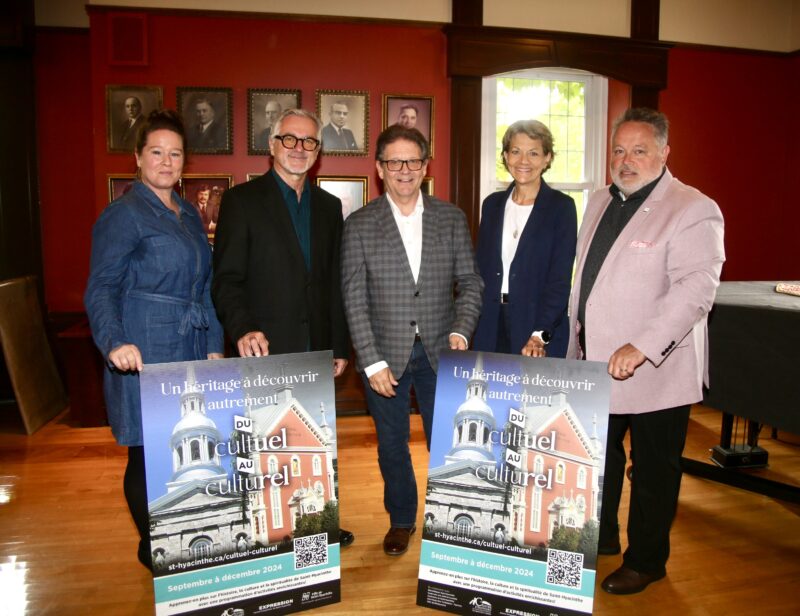 Anick Chandonnet, directrice du Regroupement des archives et du patrimoine religieux du diocèse de Saint-Hyacinthe, Marcel Blouin, directeur général et artistique d’Expression, centre d’exposition de Saint-Hyacinthe, Paul Foisy, directeur général du Centre d’histoire de Saint-Hyacinthe, Caroline Robert, coprésidente de la Table de concertation du Pôle culturel maskoutain, et André Beauregard, maire de Saint-Hyacinthe. Photothèque| Le Courrier ©