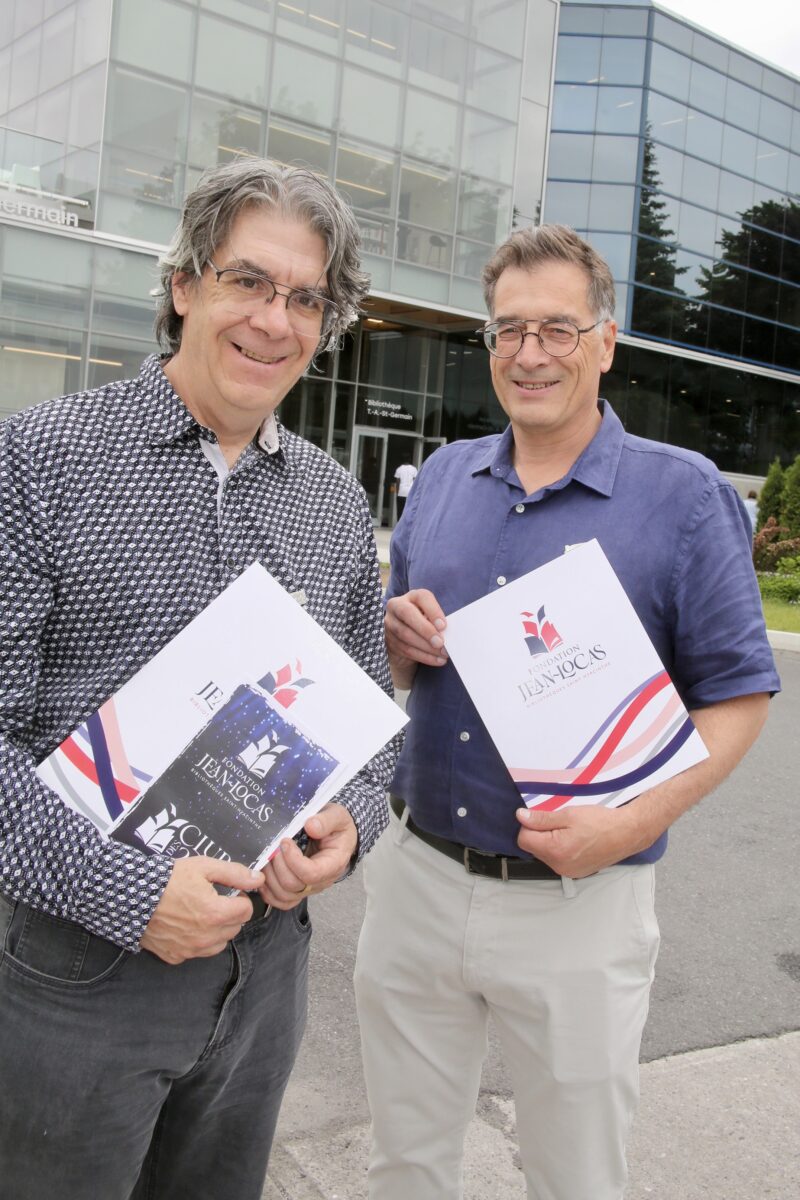 Nelson Archambault, président de la Fondation Jean-Locas, et André Bernabé, président d’honneur de la campagne de financement pour le Labmobile. Photothèque | Le Courrier ©