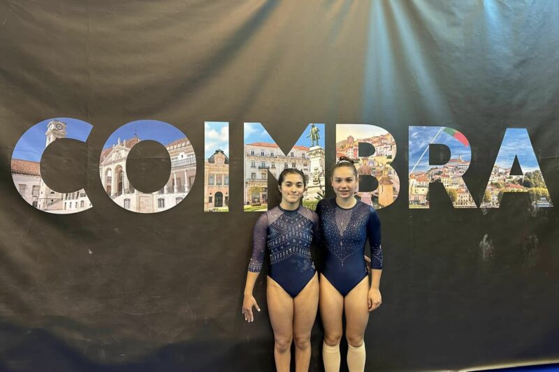 La gymnaste Angéline Mathieu (à droite) a réussi à se classer au 5e rang dans son groupe d’âge en tumbling lors d’une compétition au Portugal. Photo gracieuseté