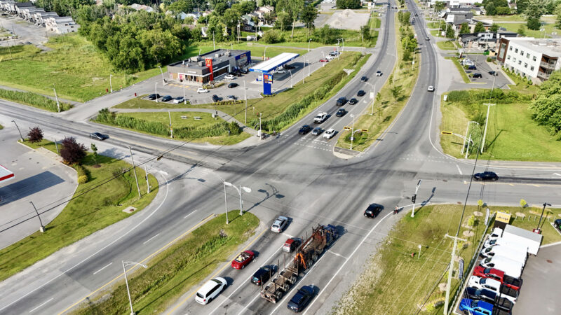 L’intersection des boulevards Casavant Ouest et Laurier Ouest, dans le secteur Douville, fait l’objet de travaux majeurs pour les 10 prochaines semaines. Photothèque | Le Courrier ©