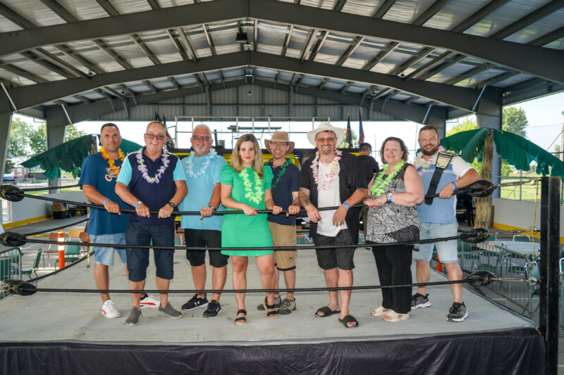 Une soirée festive, incluant un souper et un gala de lutte, a permis d’inaugurer en grand la nouvelle patinoire couverte de Sainte-Madeleine en compagnie de nombreux dignitaires et citoyens. Photothèque | Le Courrier ©