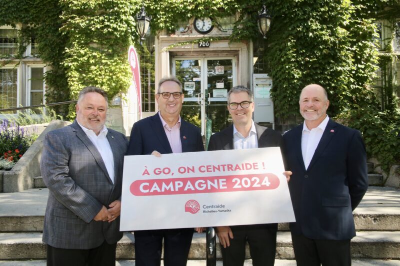 De gauche à droite, le maire de Saint-Hyacinthe, André Beauregard, le coprésident de la campagne pour les MRC des Maskoutains et d’Acton, Danny Laroche, le président de la campagne 2024 de Centraide Richelieu-Yamaska, Alain Fortin, et le directeur de la philanthropie de Centraide Richelieu-Yamaska, Sylvain Chassé. Photothèque | Le Courrier ©