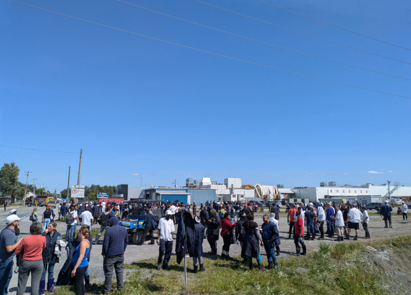 Les employés d’Olymel Saint-Damase ont été évacués le temps de colmater la fuite de gaz. Photo Adam Bolestridge | Le Courrier ©