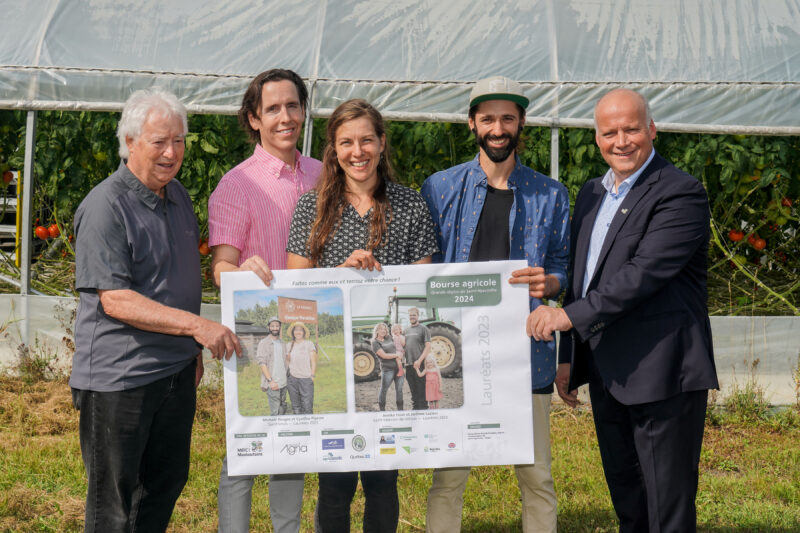 Le représentant de la Fondation Agria, Charles Bachand, le commissaire au développement agricole et agroalimentaire de la MRC des Maskoutains, Steve Carrière, les propriétaires de la Ferme La Rosace à Saint-Louis, Michaël Tougas et Cynthia Pigeon, lauréats en 2023, et le préfet de la MRC des Maskoutains, Simon Giard. Photothèque | Le Courrier ©