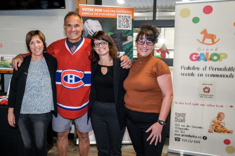 L’ancien joueur des Canadiens de Montréal et ambassadeur du Dek du Grand Galop, Gilbert Delorme, entouré de Nathalie Caya, coordonnatrice de projets, Dre Caroline Pedneault, médecin-pédiatre, et Céline Alivon, nouvelle directrice générale du Centre de pédiatrie sociale Grand Galop. Photothèque | Le Courrier ©