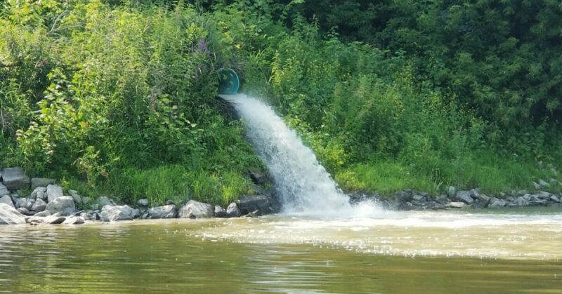 Six fois durant le mois de novembre, des eaux usées seront déversées dans la rivière Yamaska, sans être traitées. Photothèque | Le Courrier ©