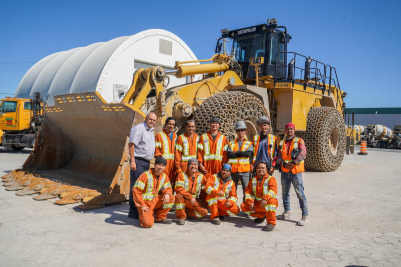 Des Philippins qui travaillent aux Carrières de Saint-Dominique en compagnie du directeur général, Claude Dupuis. Photothèque | Le Courrier ©