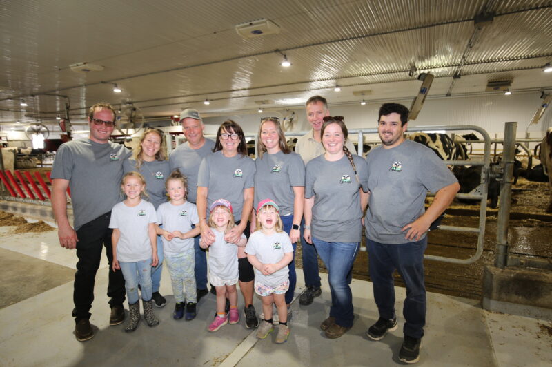 La famille Giard de Saint-Simon a ouvert les portes de sa nouvelle étable robotisée aux visiteurs, le 21 septembre. Photothèque | Le Courrier ©