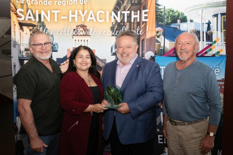 Jeannot Caron, conseiller municipal du district Cascades; Ileen Maria Cabas Campo, conseillère en finances personnelles à la caisse Desjardins; André Beauregard, maire de Saint-Hyacinthe; et Donald Côté, conseiller municipal du district Sainte-Rosalie. Photo gracieuseté