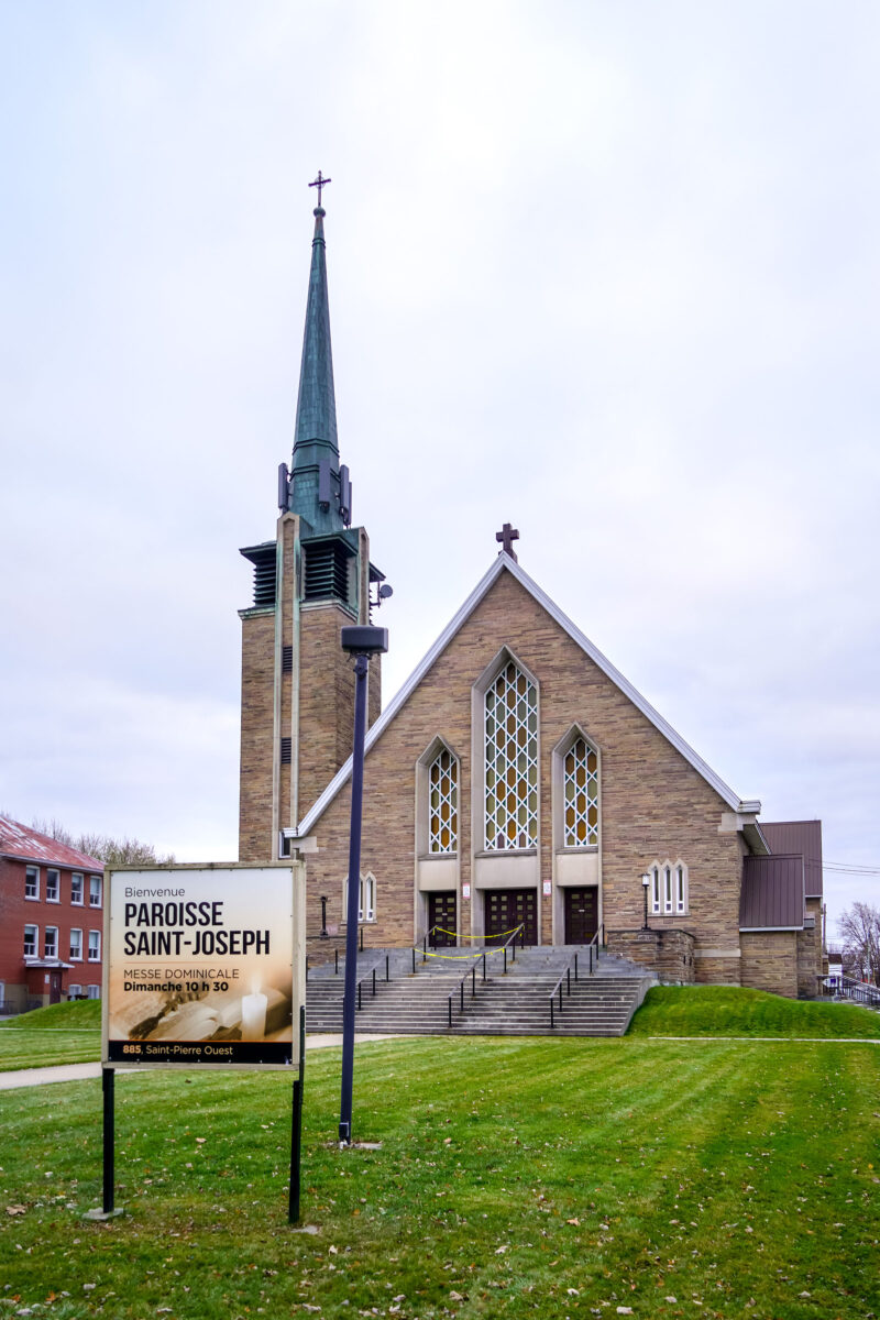 La Ville de Saint-Hyacinthe a acquis l’église et le presbytère de Saint-Joseph pour le céder au Centre de services scolaire de Saint-Hyacinthe pour la reconstruction de l’école des Passereaux. Photo François Larivière | Le Courrier ©