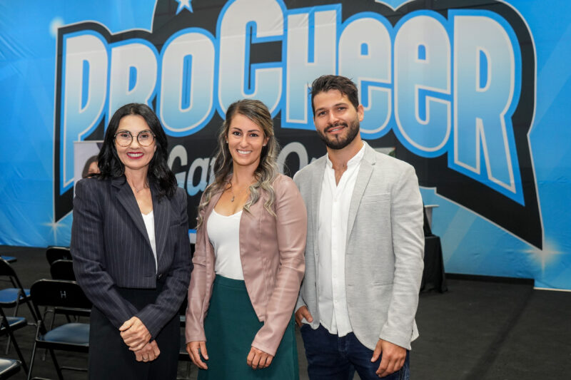 La députée de Saint-Hyacinthe, Chantal Soucy, la directrice générale de ProCheer, Jessika Gardner, et le gestionnaire marketing de ProCheer, Vincent Bilodeau. Photothèque | Le Courrier ©