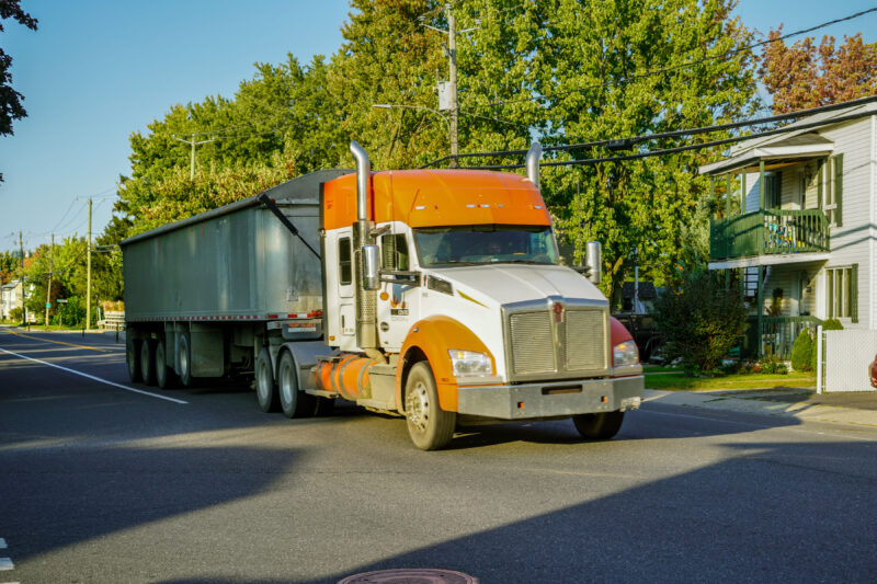 L’achalandage des camions lourds sur la rue des Seigneurs Est à Saint-Hyacinthe fait l’objet de récriminations depuis plus de 10 ans. Photothèque | Le Courrier ©