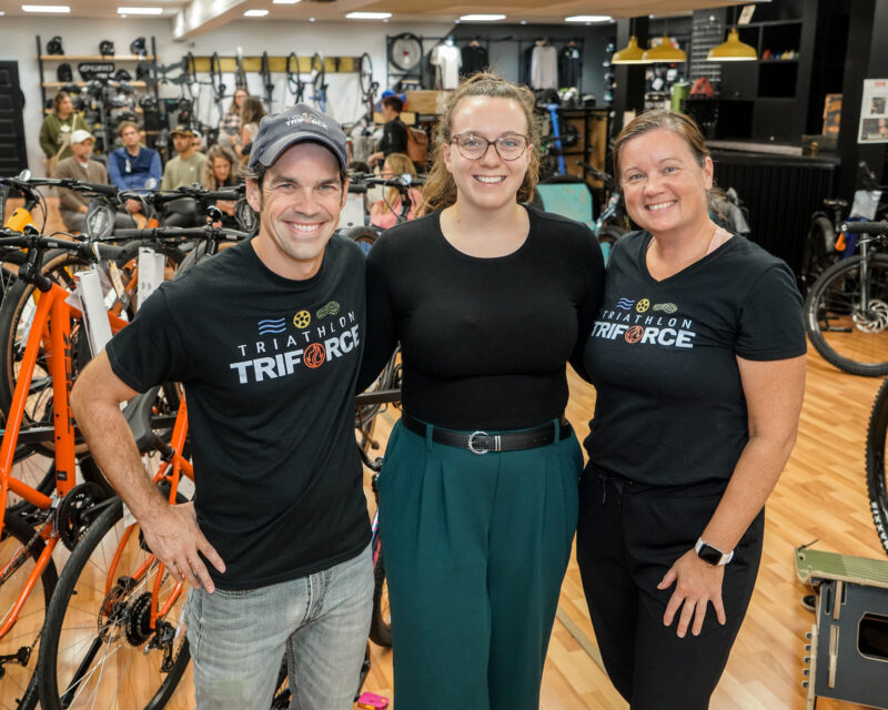 Les cofondateurs du club Triathlon Triforce, Christian Fontaine (entraîneur-chef et vice-président), Mariane Bordeleau (entraîneuse de natation) et Marketa Kopal (présidente). Photothèque | Le Courrier ©