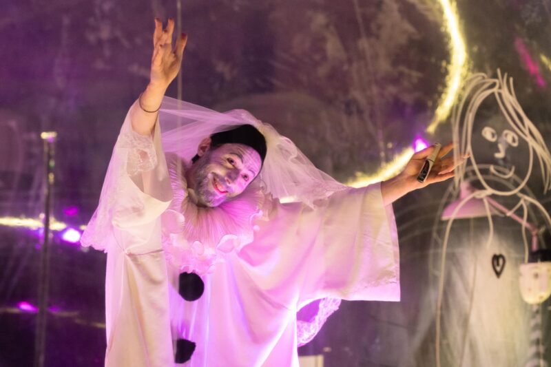 Le personnage du mime Pierrot est au cœur de la pièce. Photo tirée de Facebook