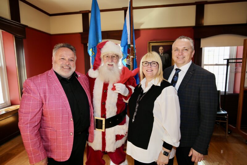 Le maire de Saint-Hyacinthe, André Beauregard, et Patrick Cordeau et Claudine Ménard, les propriétaires de la boutique Raoul Chagnon, présentateur officiel de la Magie de Noël, en compagnie du père Noël. Photothèque| Le Courrier ©