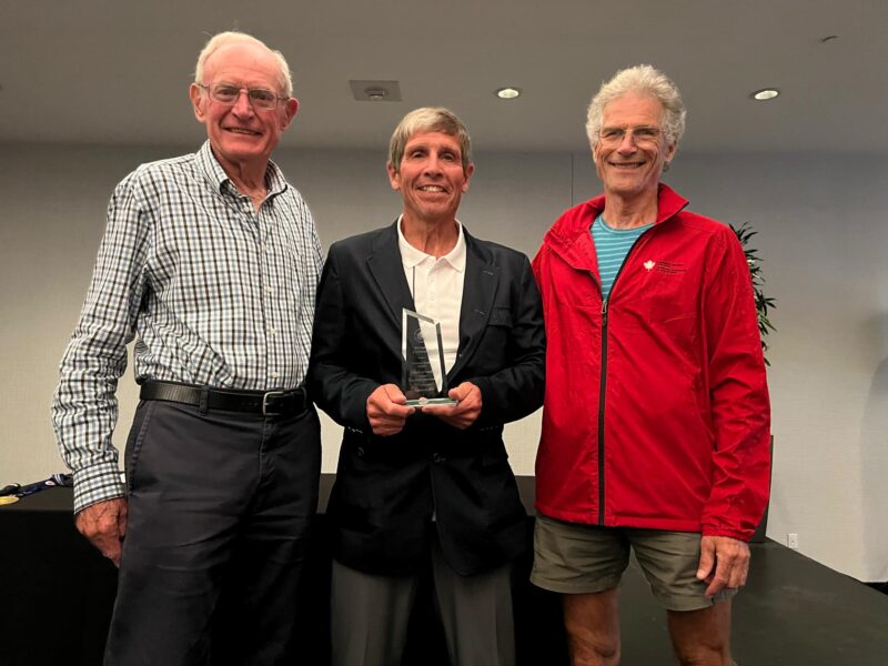 Joueur important dans le développement du volet des maîtres à Athlétisme Québec, Bernard Lachance (au centre) a été intronisé au temple de la renommée de Maîtres canadiens en athlétisme. Photo gracieuseté