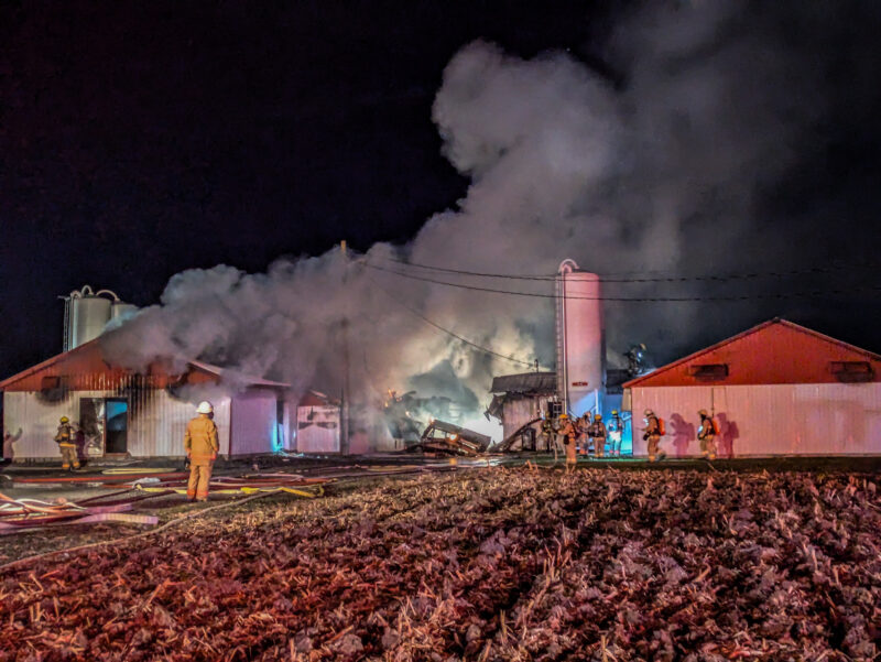 Une porcherie de la Ferme Sylvain Cloutier et Fils à Saint-Simon a été la proie des flammes, le 15 novembre en soirée. Des centaines de cochons ont perdu la vie. Photothèque | Le Courrier ©