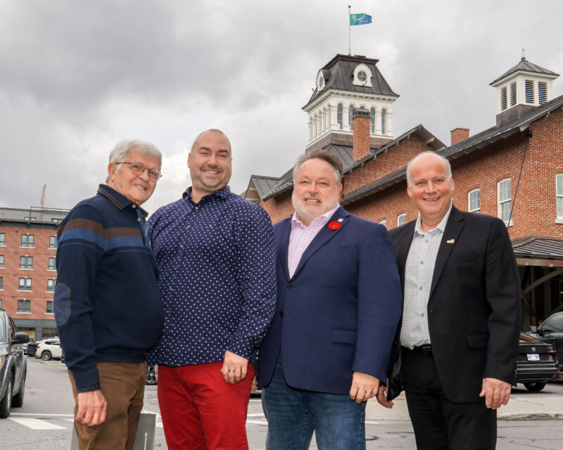 Serge Audette, membre du conseil d’administration de la Caisse Desjardins de la Région de Saint-Hyacinthe, André Marcotte, directeur de la SDC centre-ville Saint-Hyacinthe, André Beauregard, maire de Saint-Hyacinthe, et Simon Giard, préfet de la MRC des Maskoutains, ont dévoilé la programmation de la 5e édition du Marché de Noël de Saint-Hyacinthe. Photothèque | Le Courrier ©