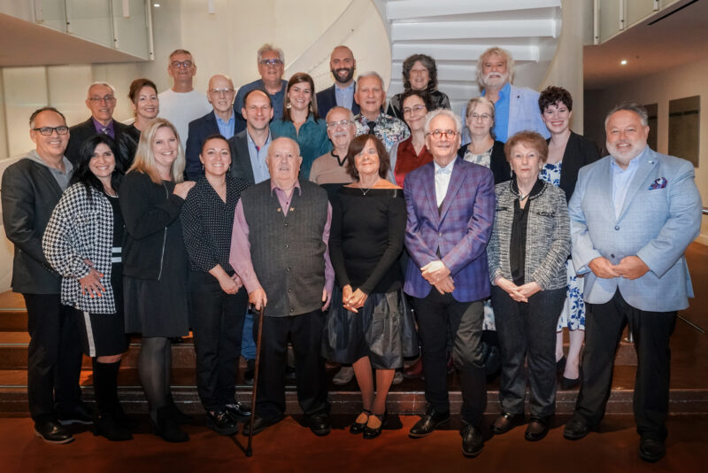 De gauche à droite, première rangée : Mario Côté, Marie Blanchette, Julie Dansereau, Sophie Tellier, Paul Morisseau, Francine Dumont Locas, André Arpin, Louise Desrosiers, André Beauregard. Deuxième rangée : Aurèle Fredette, Ginette Picotin, François Ariel, Rémi Gauvin, Stéphanie Bourgeois, Michel Desrochers, Serge Mathieu, Cécile Ferrouilet, Nathalie Jolin, Mikia Dauphinais. Troisième rangée : Jean-Marie Harvey, Jean-Claude Ladouceur, Marc-André Chapleau, Céline Fournier, Daniel Leblond. Photo gracieuseté