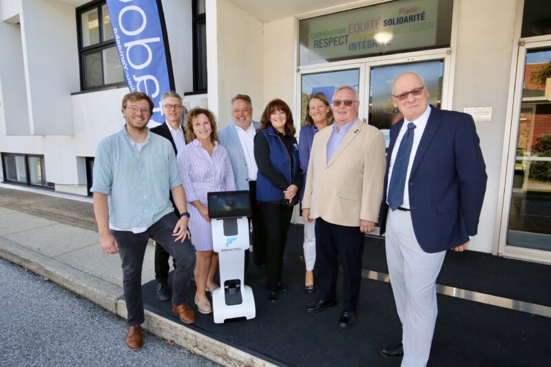 Les organisateurs et partenaires de Salon 50+ en compagnie du robot Tobby qui sera présent pour l’événement, les 16 et 17 novembre, au Pavillon Sollio Agriculture d’Espace Saint-Hyacinthe. Photothèque | Le Courrier ©