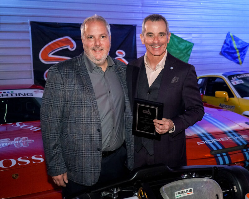 Bertrand Godin (à droite) reçoit une plaque des mains du président de SH Karting, Simon Robin. Photothèque | Le Courrier ©