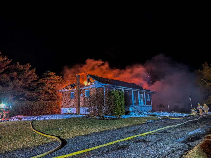 Un incendie a complètement ravagé une résidence du rang de la Rivière Sud à Saint-Pie, le 18 janvier en soirée. Photothèque | Le Courrier ©