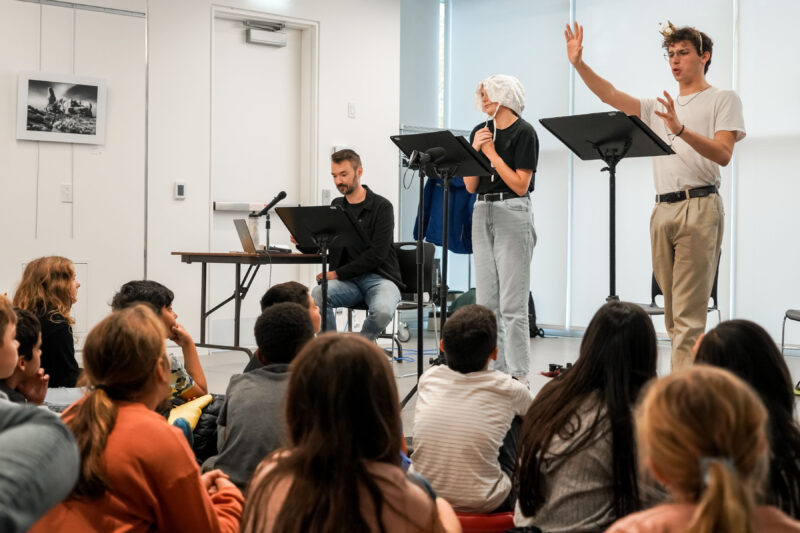 Grâce à sa bourse du Conseil de la culture de Saint-Hyacinthe, l’auteur Maxime de Munck (à gauche) a pu créer une pièce de théâtre dont il a fait une mise en lecture devant des jeunes cet automne. Photothèque | Le Courrier ©