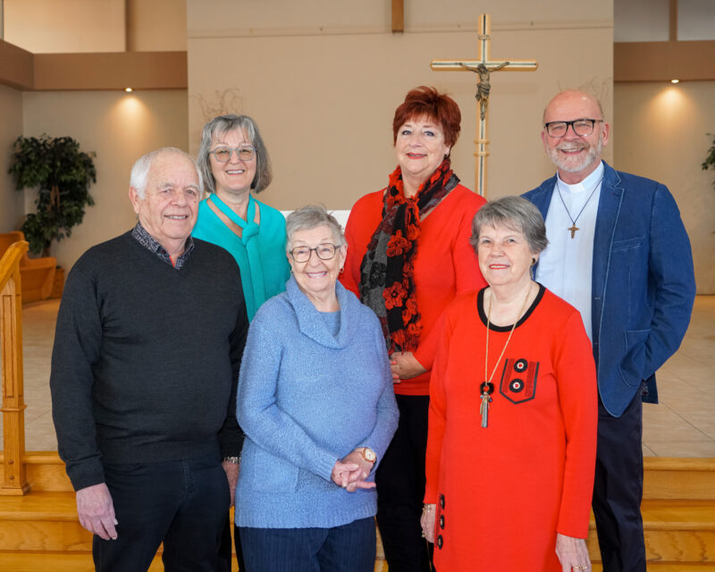 Les responsables de l’administration des paroisses catholiques de Saint-Hyacinthe, de gauche à droite : André Desautels, Guylaine Bernier, Cécile Baillargeon, Josée Maranda, Rita Blanchette et Guy Pelletier (curé). Photothèque | Le Courrier ©