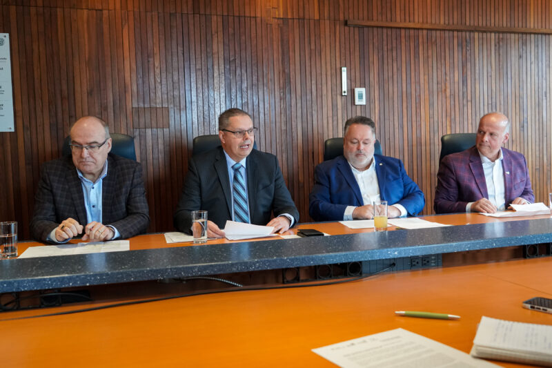 Le président du conseil des partenaires, Sylvain Fournaise, le président de Saint-Hyacinthe Technopole, Patrick Malo, le maire de Saint-Hyacinthe, André Beauregard, et le préfet de la MRC des Maskoutains, Simon Giard, dénonce la décision du gouvernement du Québec. Photothèque | Le Courrier ©