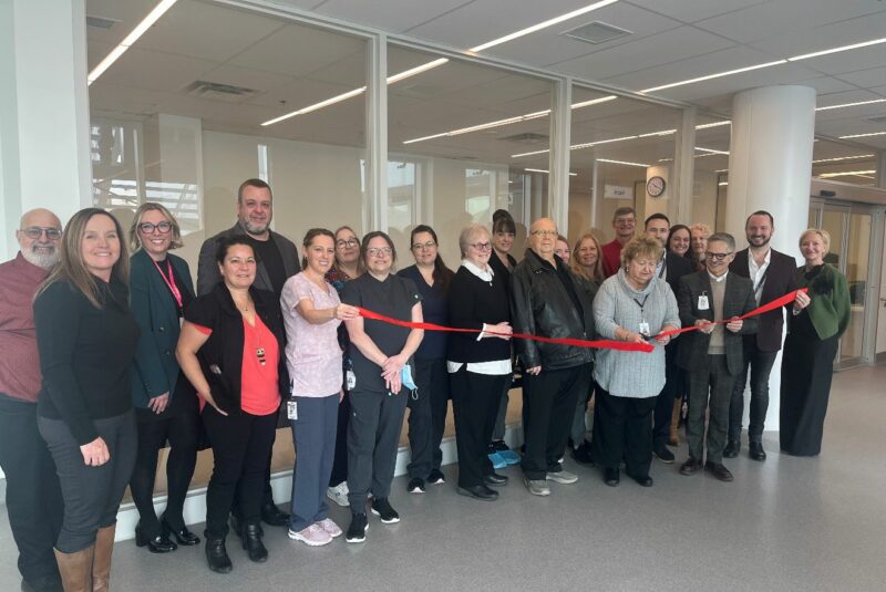 Lucie Tétreault, présidente du Comité des usagers de Richelieu-Yamaska, coupant le ruban inaugurant officiellement les nouveaux locaux de médecine de jour de l’hôpital Honoré-Mercier. Photo gracieuseté