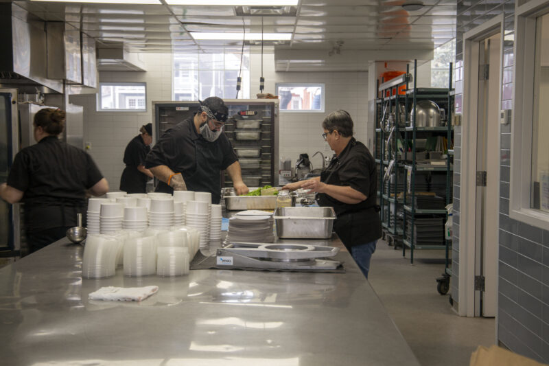 La Popote roulante du Centre d’action bénévole Région Saint-Hyacinthe a concocté l’an dernier pas moins de 60 322 repas dans ses nouvelles installations à l’église Notre-Dame-du-Très-Saint-Sacrement. Photothèque | Le Courrier ©